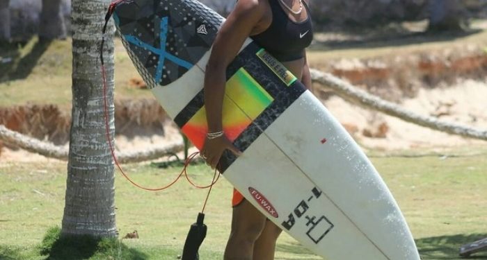 Campeã brasileira de Surf em 2018 morre após ser atingida por um raio